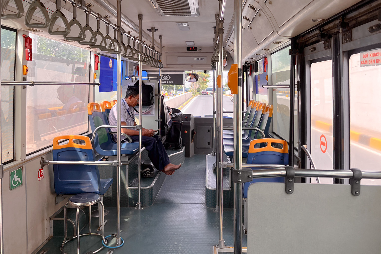 Во Вьетнаме люди обычно передвигаются на байках — общественный транспорт здесь не очень популярен, — поэтому кондуктор на фото сидит в пустом автобусе. Проезд стоит 10 000⁠—⁠20 000 VND⁣ (⁠—⁠ ₽) в зависимости от маршрута. Я платила наличными, но видела, что местные использовали карты или проездные