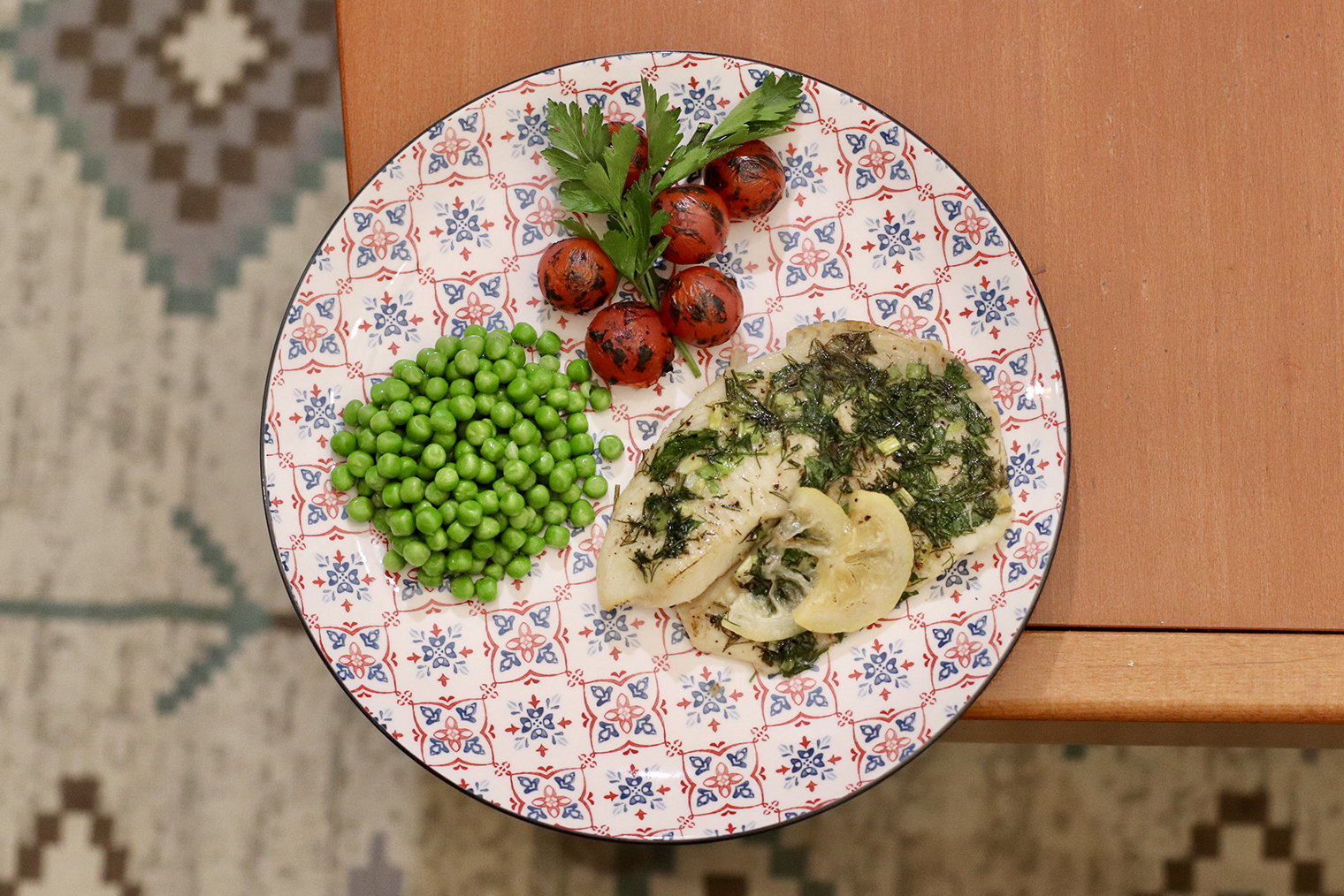 Шаг 6. Готовую рыбу подавайте с гарниром, например рисом, картошкой или овощами. У меня зеленый горошек и печеные помидоры черри