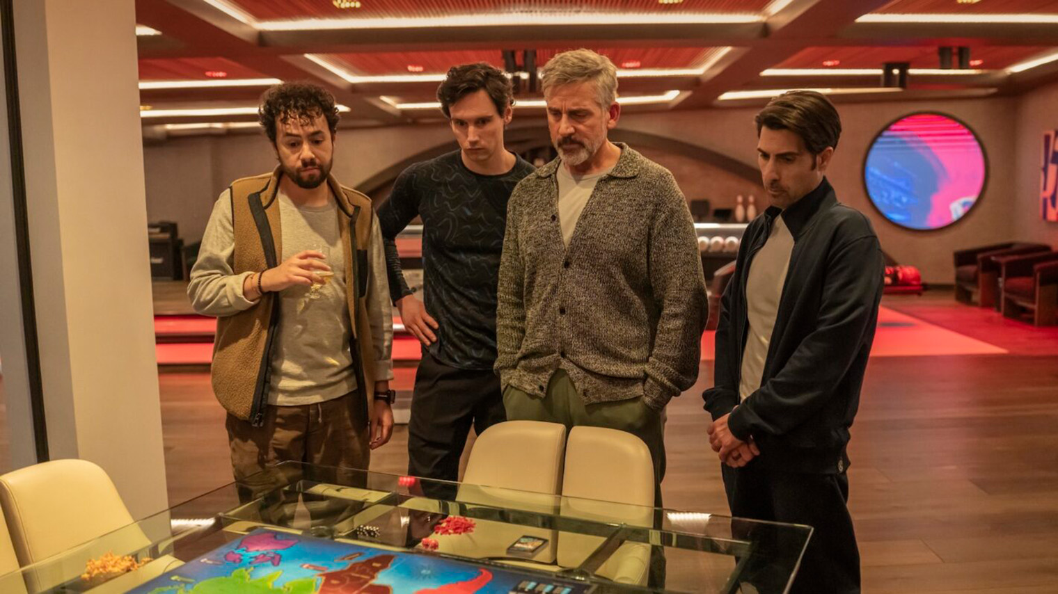 Почти весь фильм разворачивается в замкнутом пространстве, а большую часть хронометража герои обмениваются колкостями. Из-за этого картина напоминает скорее театральную постановку. © HBO