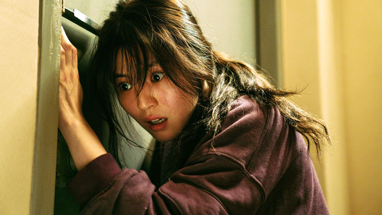 Для подготовки к роли актриса Хан Со-хи много тренировалась, занималась кикбоксингом и набрала за месяц 10 кг мышечной массы. Почти все сцены драк в сериале она исполняет самостоятельно. Источник: Netflix