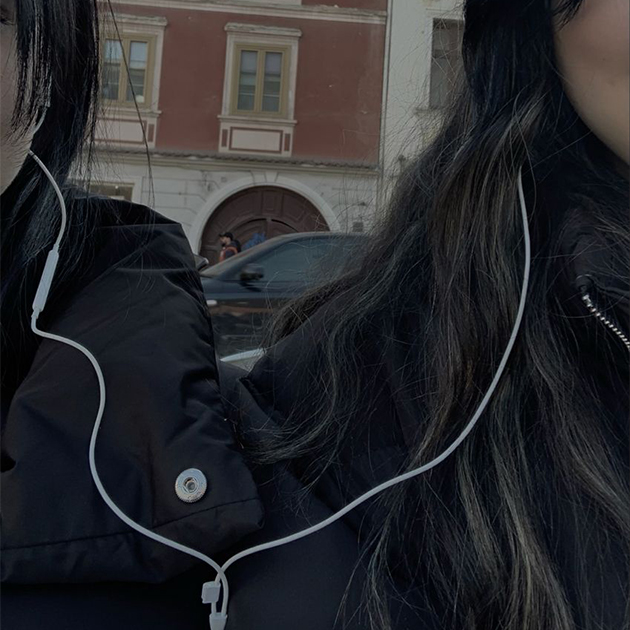 Потерянная эстетика сидеть так близко, насколько хватает провода. © pinterest