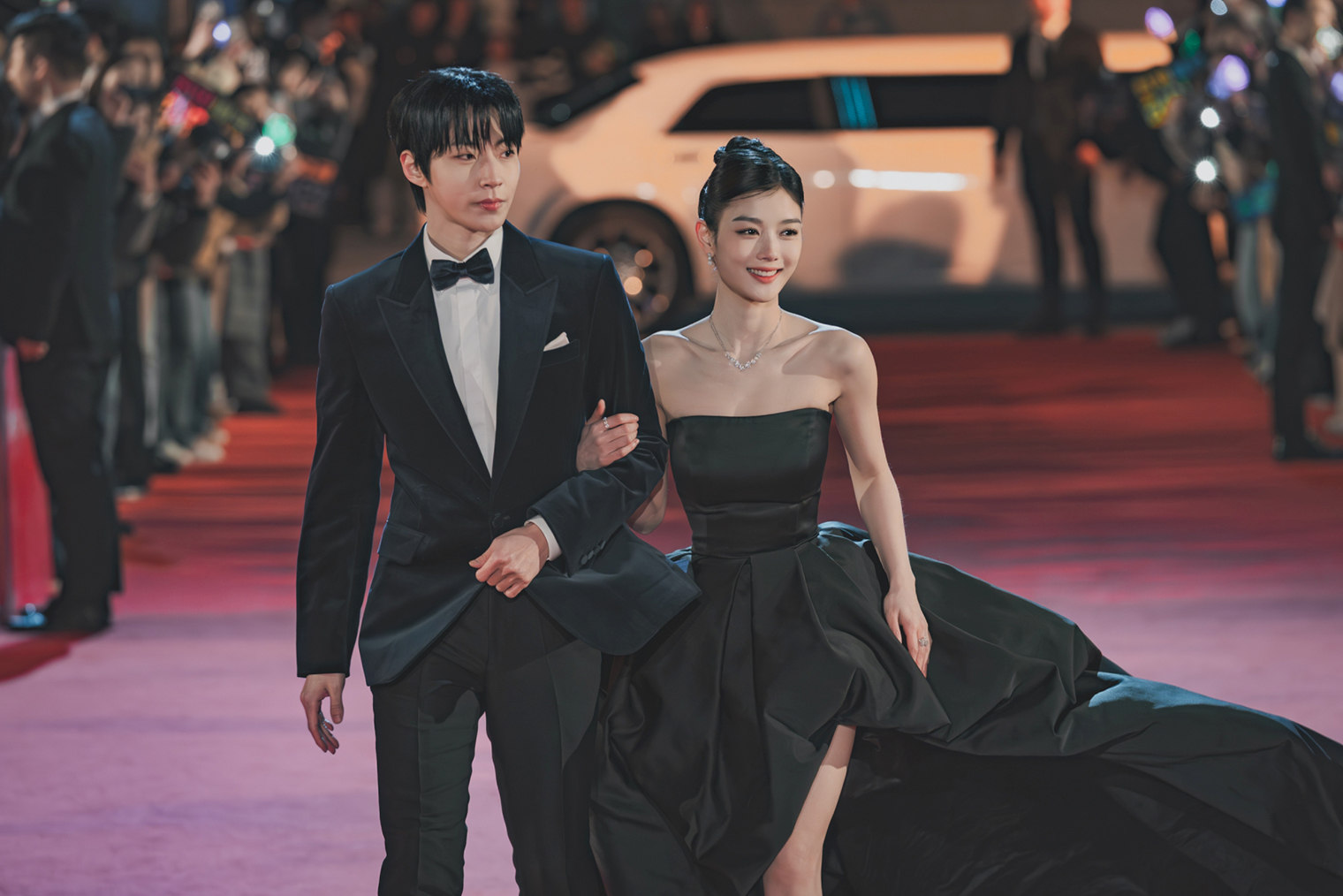 У дорамы звездный каст. Помимо Ким Ю-джон, Ким Ён-дэ и Ким До-хуна в проекте появляются Хван Ин-ёп из «Истинной красоты» и Ким Джи-хун из «Плохой вор, хороший вор». Кадр: TVING