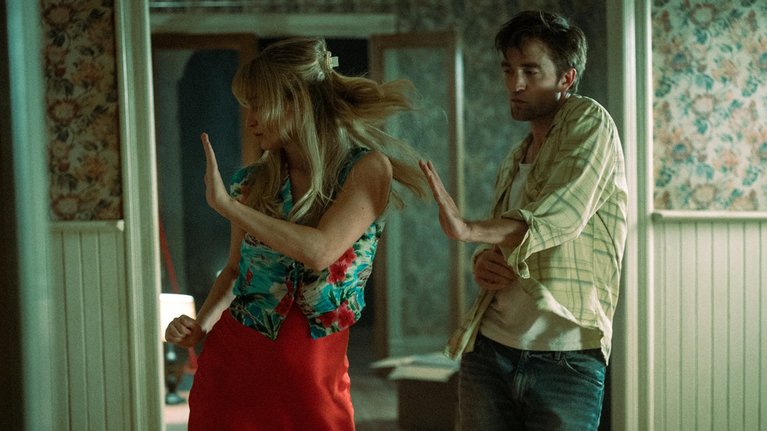 «Умри, моя любовь» сняла Линн Рэмси. Сюжет отчасти продолжает идею одержимости, которую постановщица развивала в «Что-то не так с Кевином» и «Тебя никогда здесь не было». Кадр: «Про:взгляд»