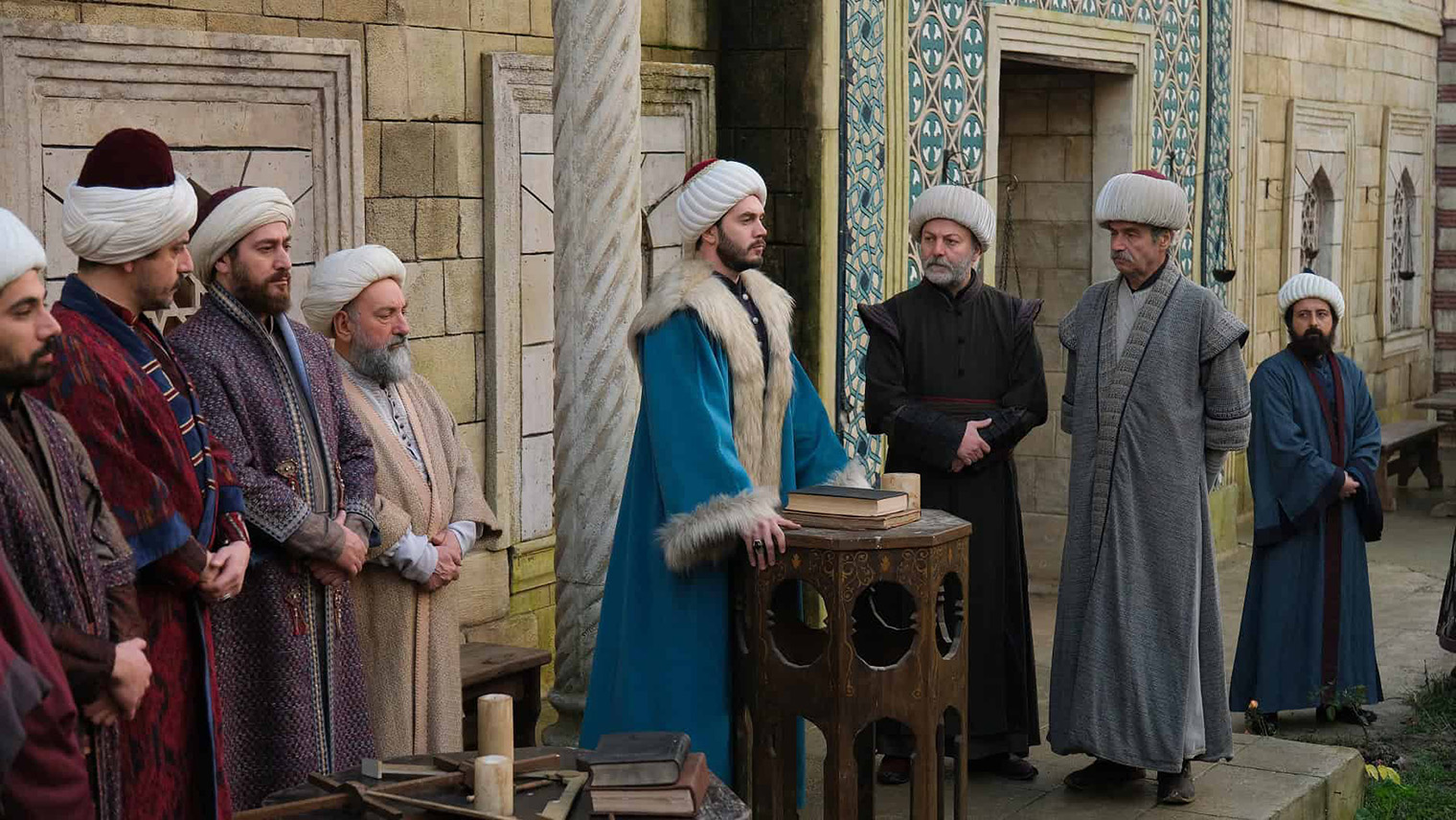 Во время работы над сериалом съемочная группа отправилась совершить намаз в Мекку. Кадр: TRT1