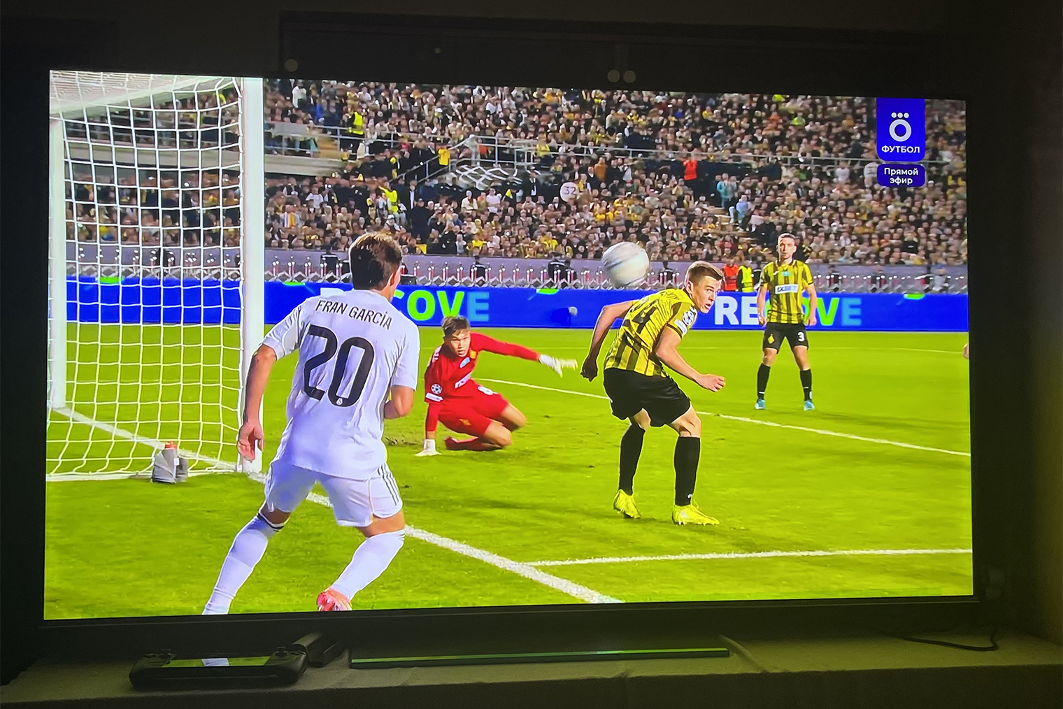 А еще я — тоже теста ради — запускал на телевизоре футбол в режиме «Спорт». Выглядит круто: радуют яркие цвета и плавные движения
