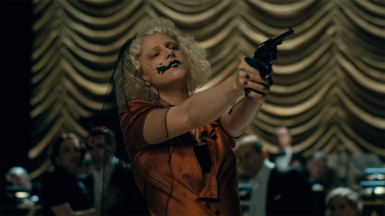 В фильме немало жестокости. Мэгги Джилленхол призналась, что после тестовых просмотров студия попросила ее вырезать некоторые сцены сексуализированного насилия. По мнению самой Джилленхол, жестокость по отношению к женщинам необходимо изображать так, чтобы на это было тяжело смотреть