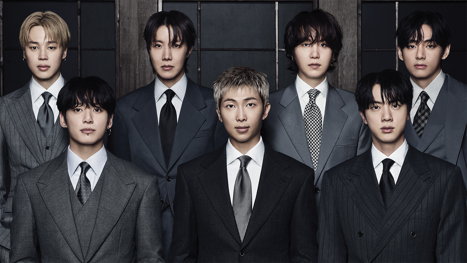 По сообщению Forbes, новый мировой тур BTS завершится выпуском лайв-альбома в 2027 году. © HYBE