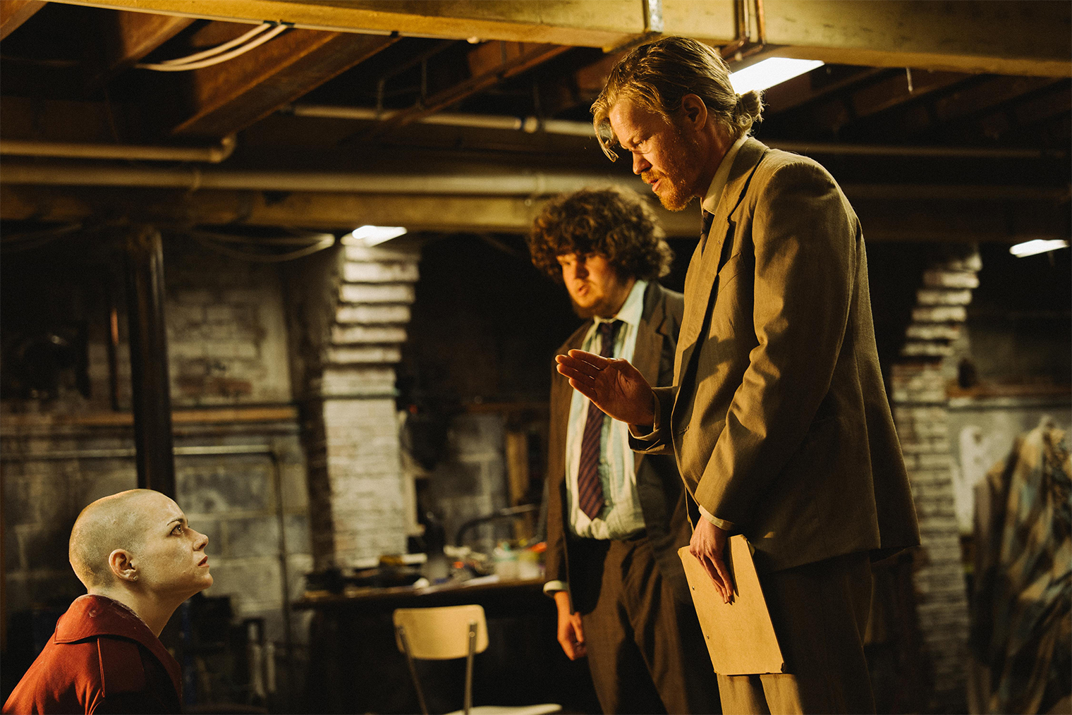 Композитор Джерскин Фендрикс сочинял саундтрек «Бугонии», ориентируясь всего на три слова: пчелы, подвал, космический корабль