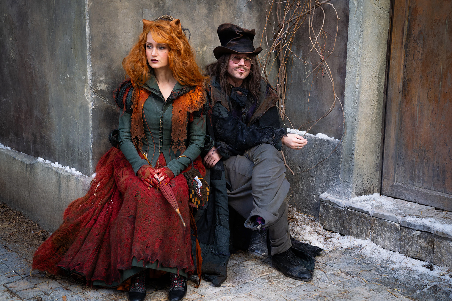 В новой версии Алиса и Базилио — уже не лиса и кот, а просто люди. А еще, судя по всему, они не будут выступать однозначными злодеями. По словам Виктории Исаковой в пресс-ките фильма, ее героиня питает почти материнские чувства к Буратино. И это меняет мошенницу