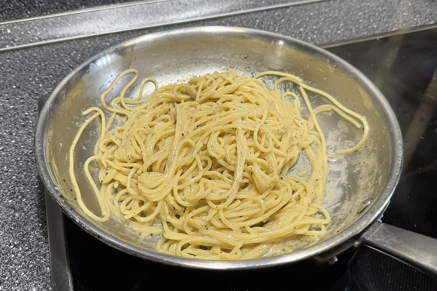 Не бойтесь добавлять воду: соус в сковороде должен быть жидким. В тарелке он почти моментально загустеет