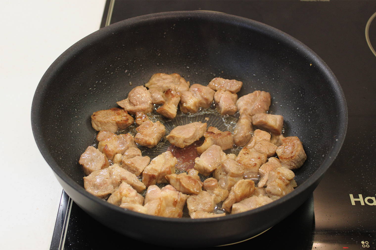 Доводить мясо до готовности не нужно, главное — создать румяную корочку