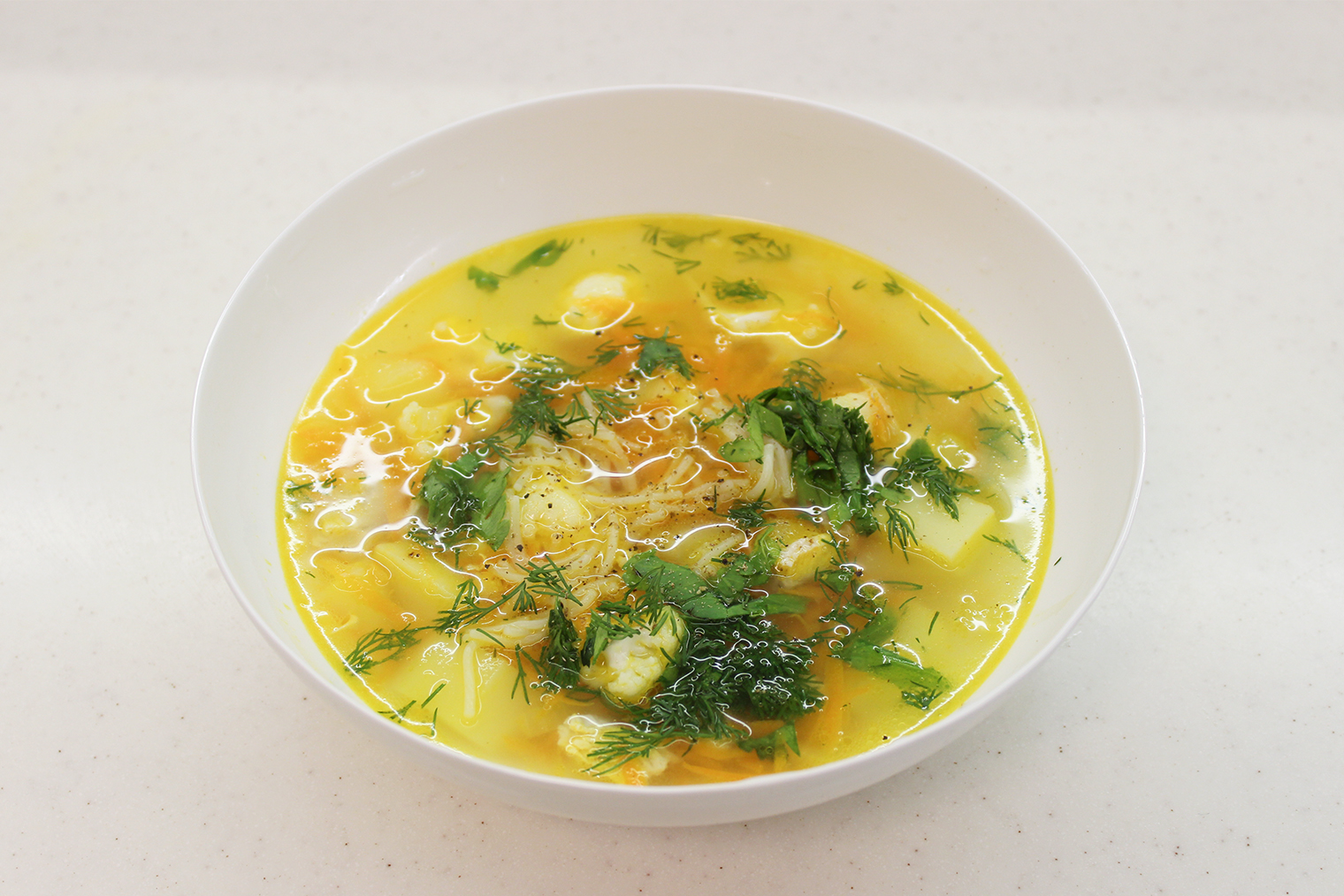 Готовый куриный суп с вермишелью