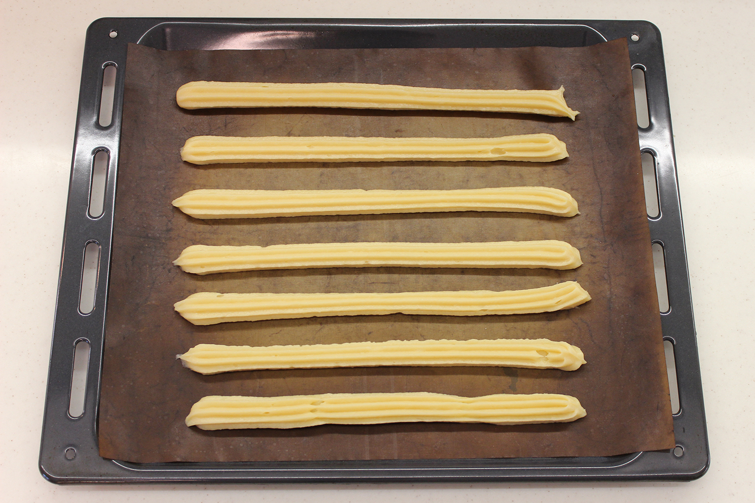 У меня получилось 8 полосок теста длиной 30 см — одну я отсадила поперек коврика