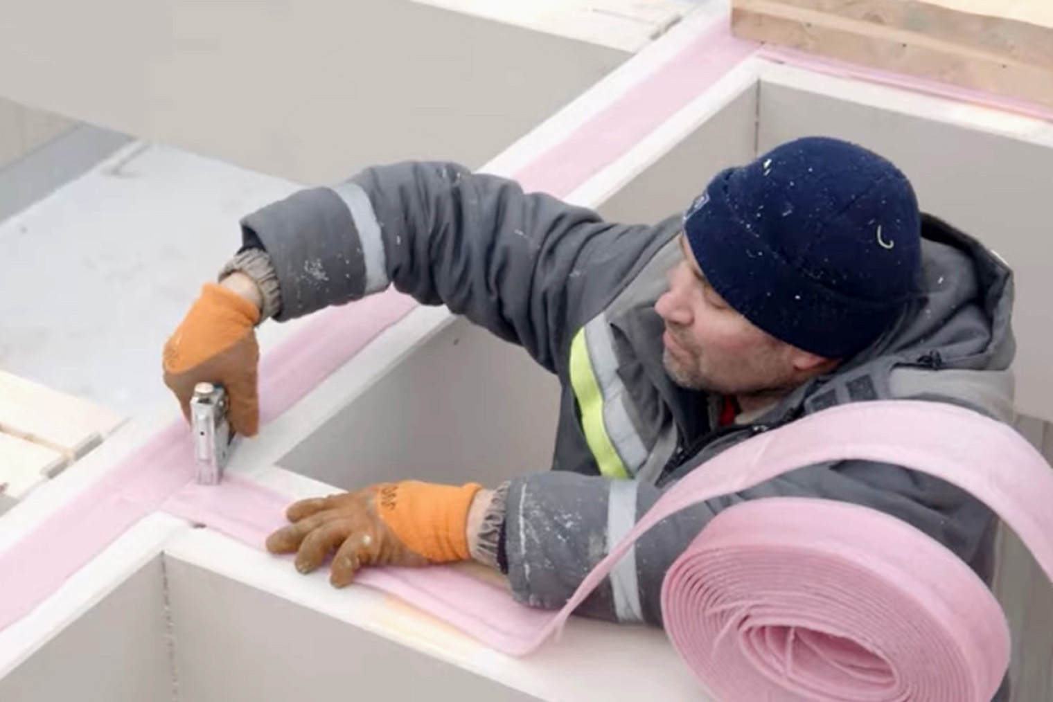 Монтаж ленты ПСУЛ, чтобы получился герметичный стык по вертикали. Лента сама расширится и полностью заполнит мелкие щели. © CLT. LIVE / Youtube