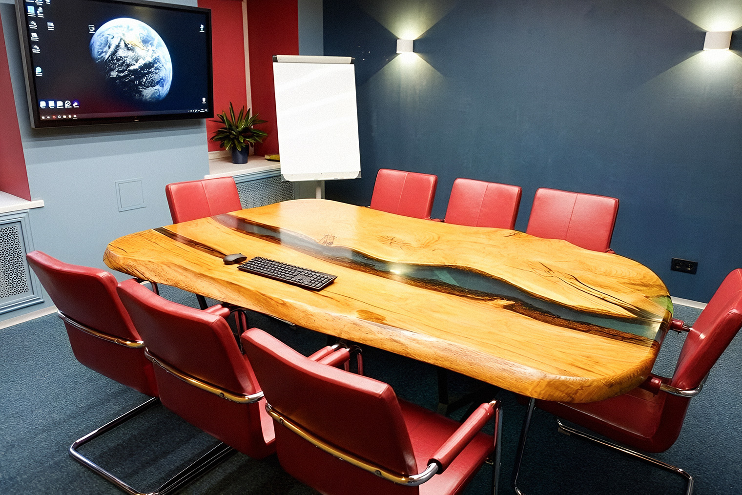 В переговорной есть непривычный для офисов массивный стол. Источник: context.place