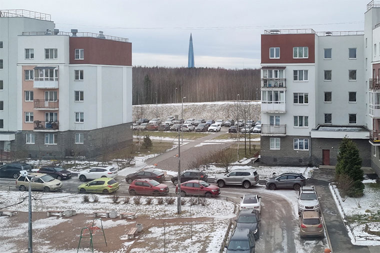 За окном весной и не пахнет, лежит снег