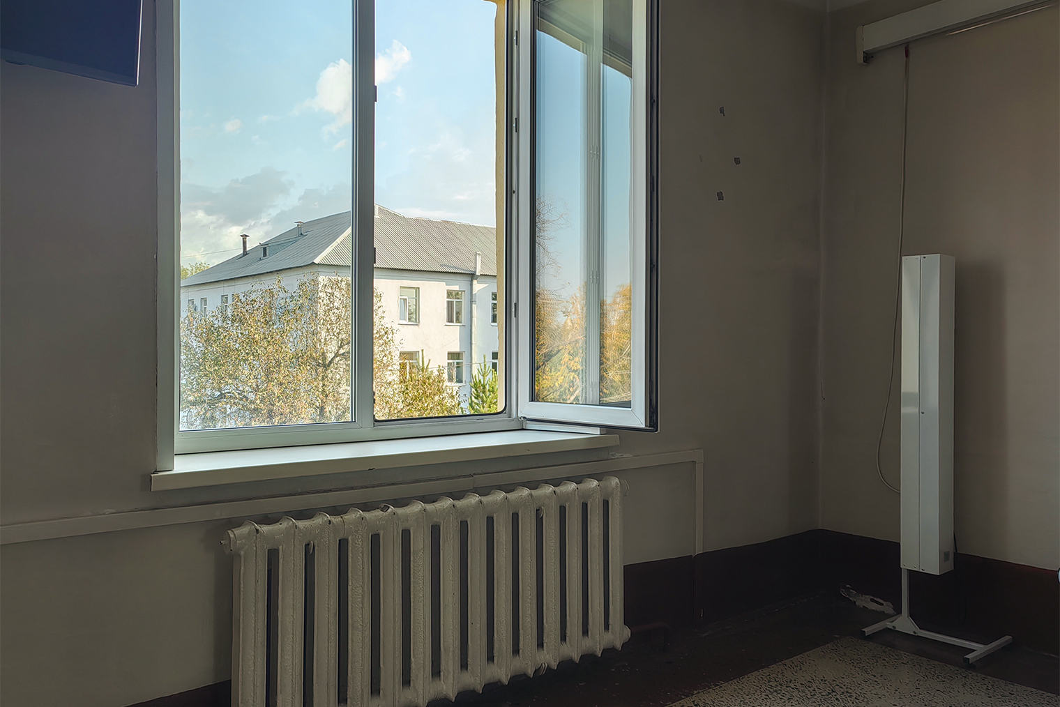 Вид из окна на второй корпус