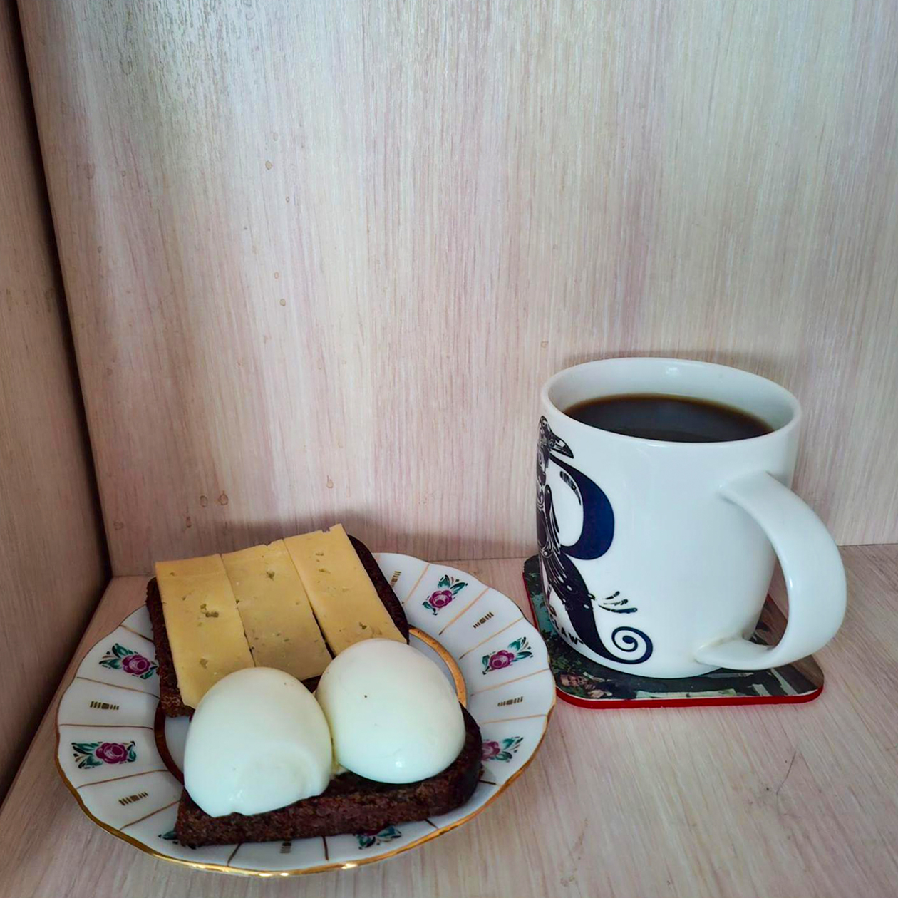 На завтрак бутерброды с сыром и яйцом