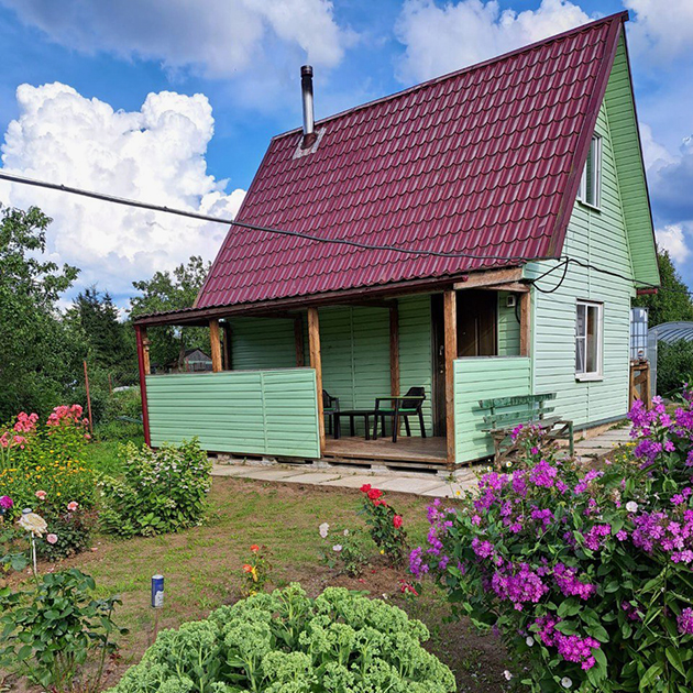 Баня на даче родителей. Кругом красивый цветник