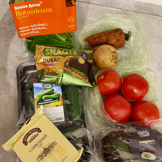 Сегодня была удачная свежая зелень и почти зрелое авокадо. Лайфхак: ребристое надо брать черным и твердым, а гладкое — зеленым и мягким