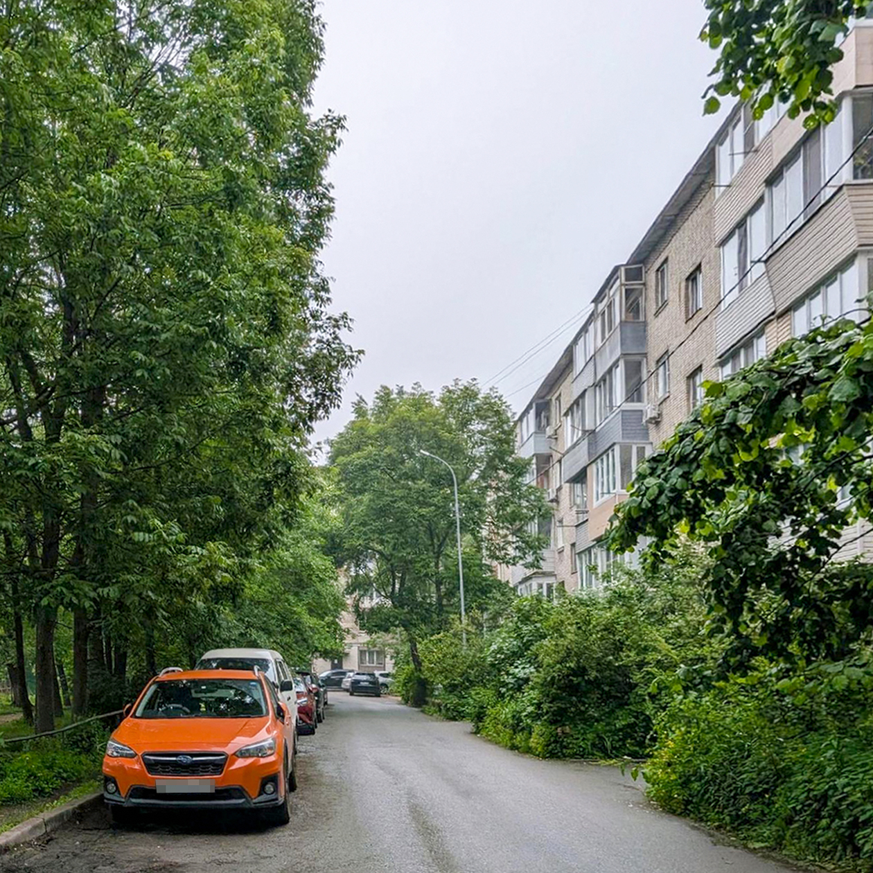 С утра был дождь, на дорогах грязь, но уже довольно тепло, чтобы ходить без куртки