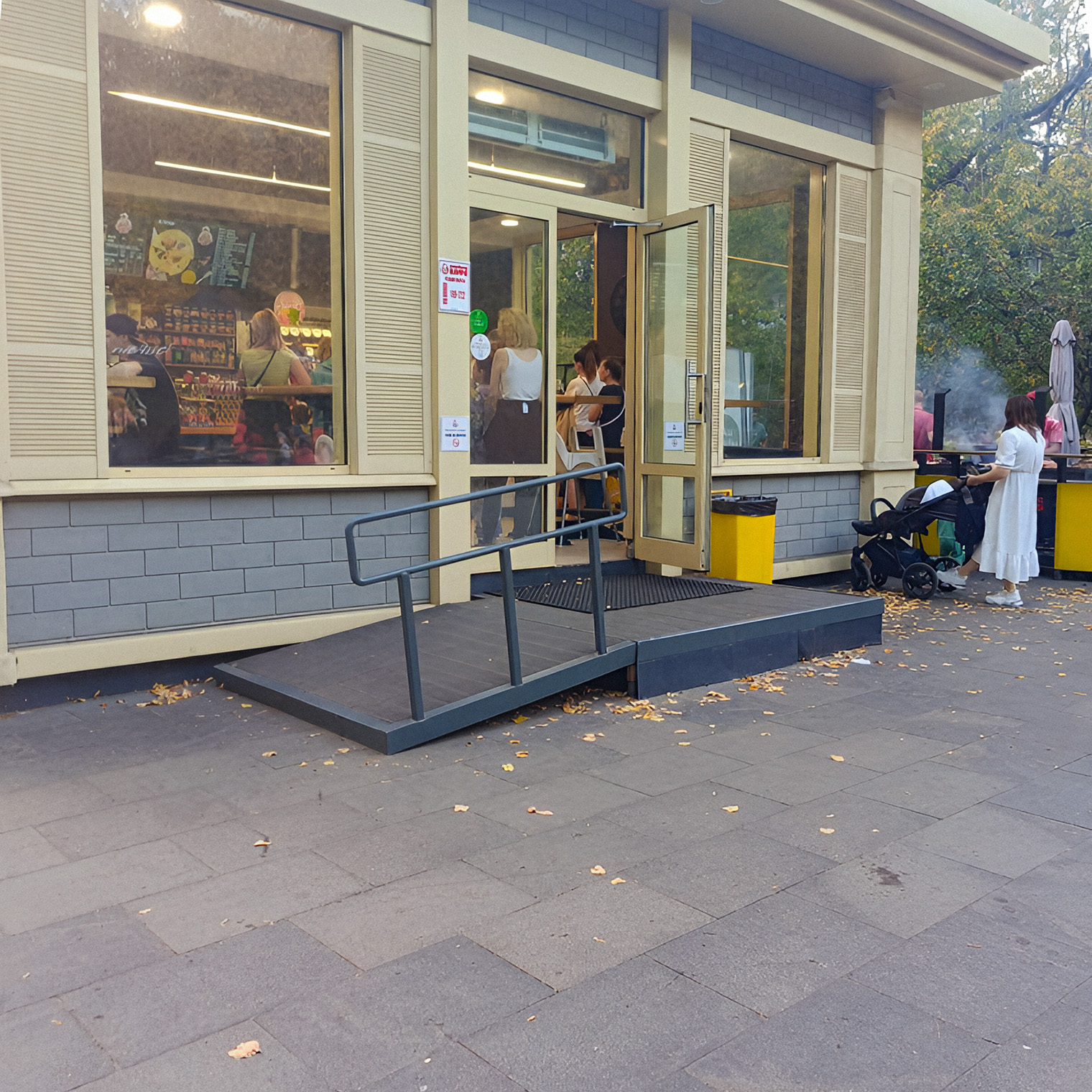 Этот пандус немного возвышается над землей со стороны заезда, из-за чего пользоваться им невозможно. Увидел его в одном из московских кафе — думал, в столице такого уже не встретишь