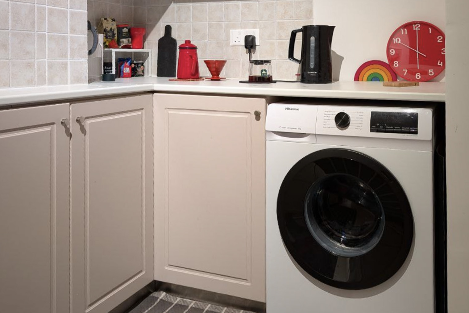 Встраивать стиральную машину в кухонный гарнитур нужно функционально: фронт лучше открыть, чтобы все лотки выдвигались, а также соблюсти технологические отступы