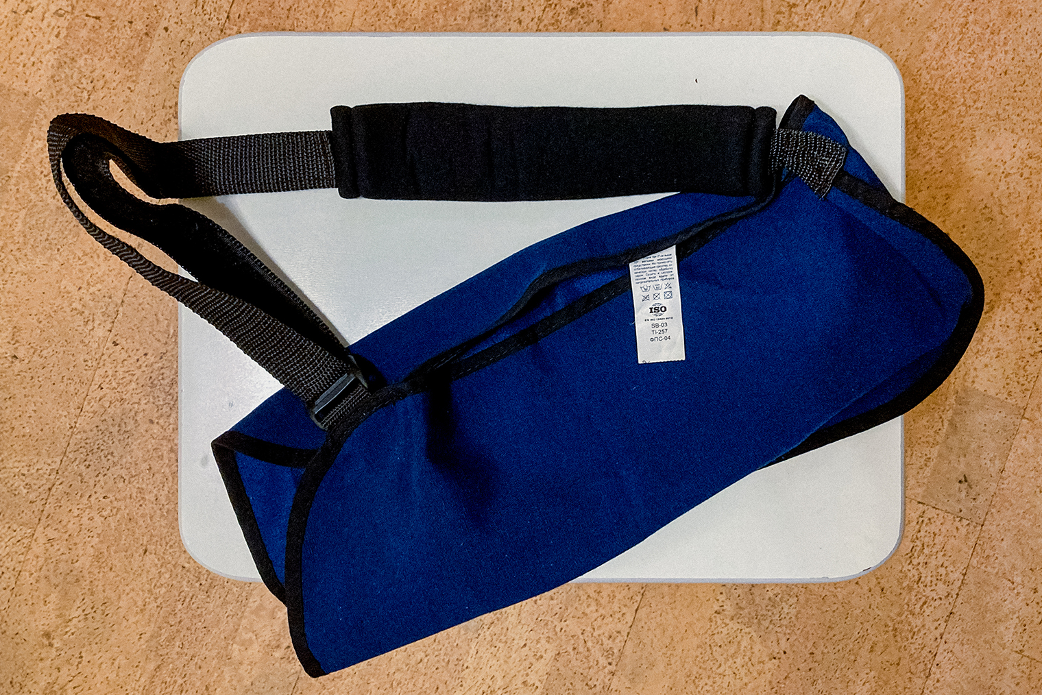 Косыночная повязка, которую я купила в больничной аптеке сразу после операции. С тех пор уже дважды давала ее в пользование знакомым