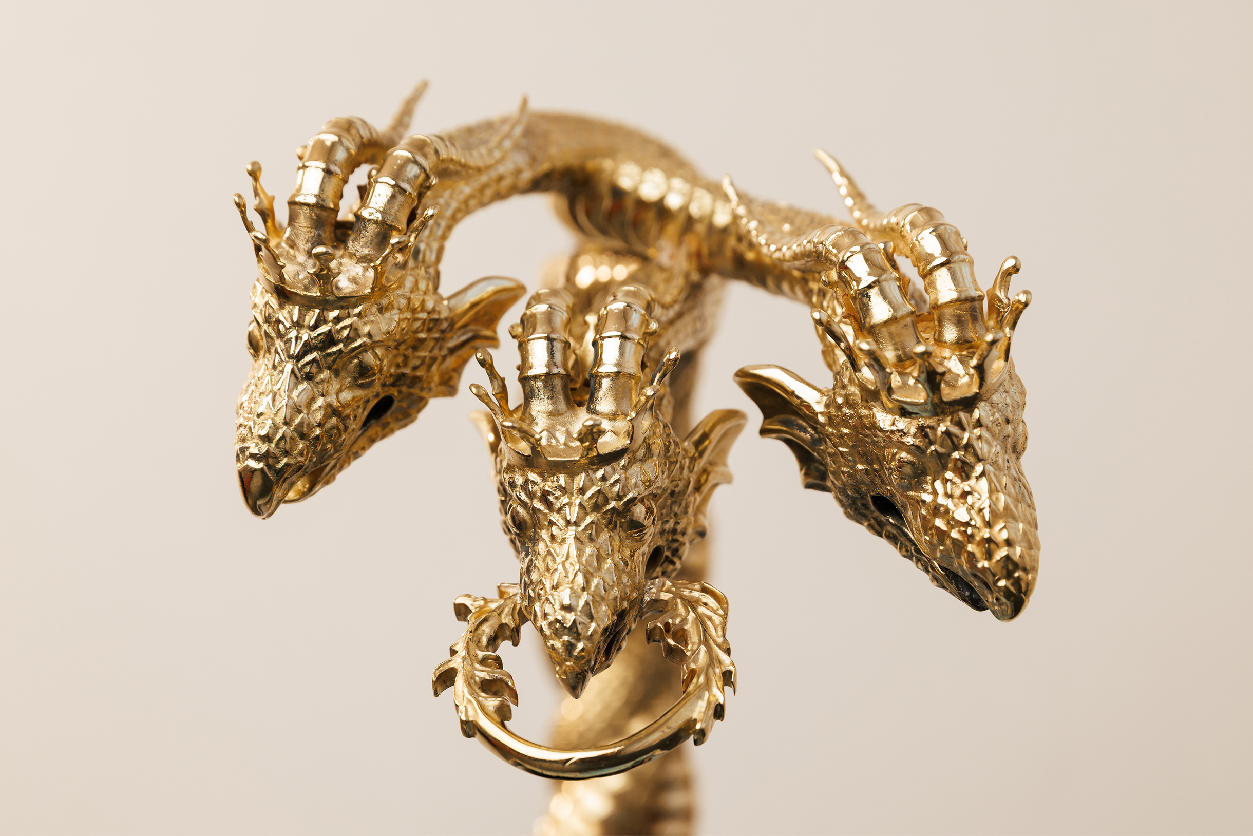 Считается, что сумка и обувь могут быть дорогими, а одежда — нет. Такая ментальность