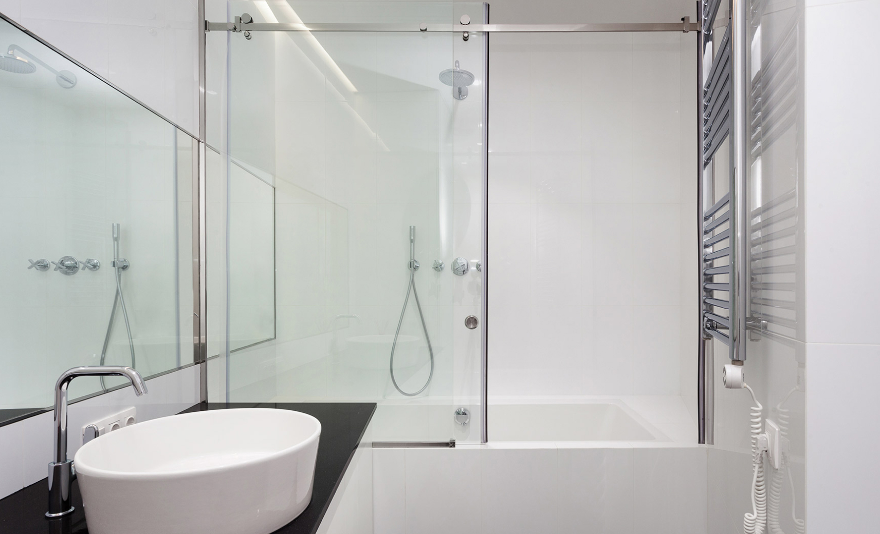 Стеклянная ширма в ванной