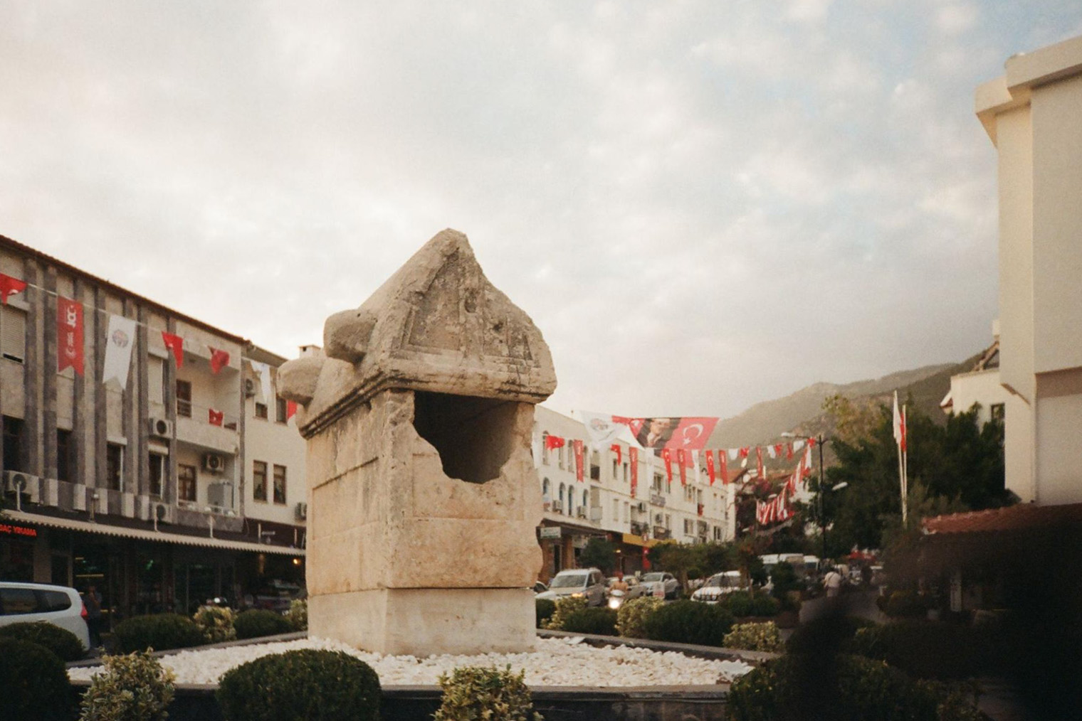 Гробница на бульваре Ататюрка похожа на Королевскую: у нее такая же форма крышки и четыре барельефа на скатах