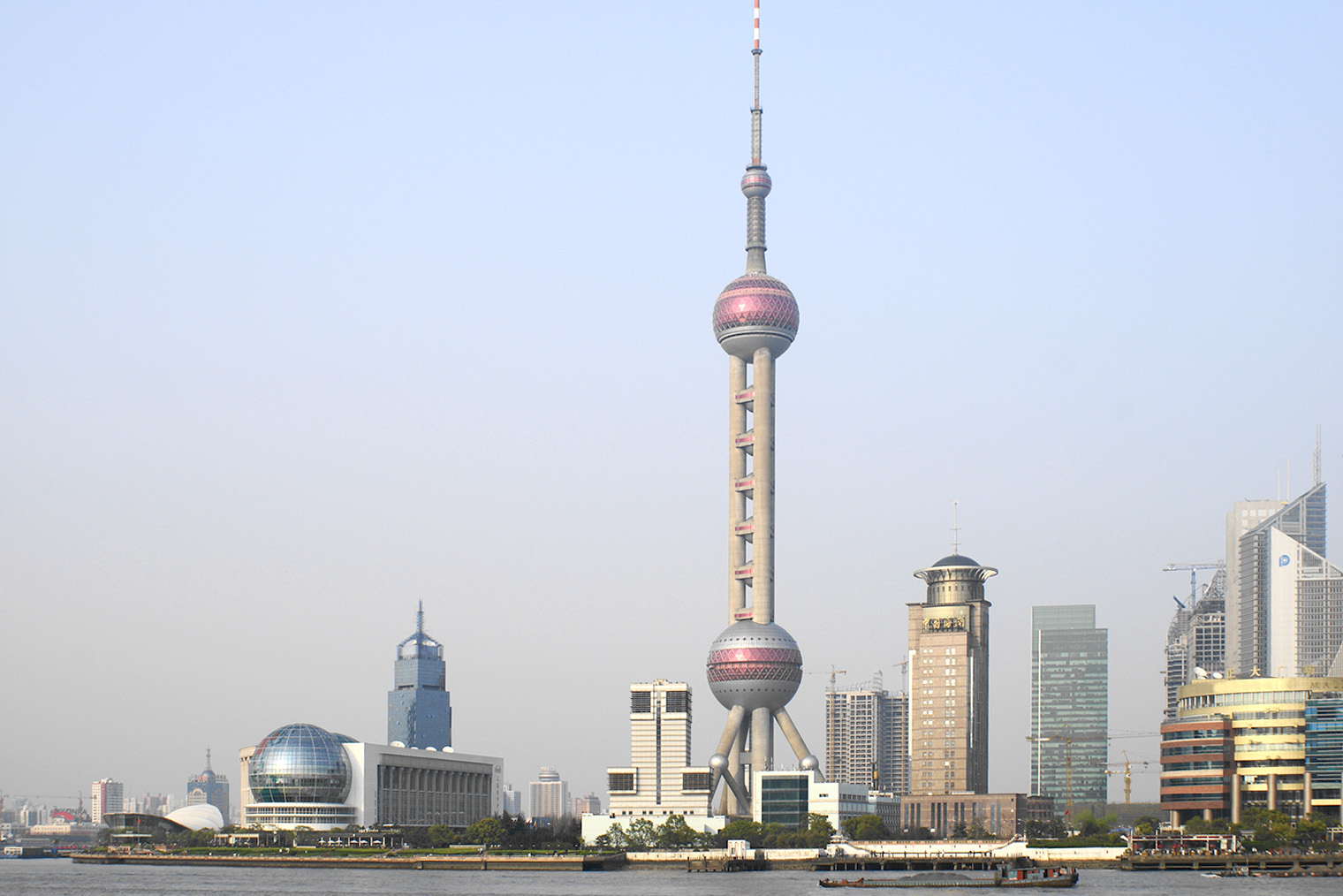 Башню видно из многих точек в центре Шанхая. © byggarn.se / Shutterstock / FOTODOM