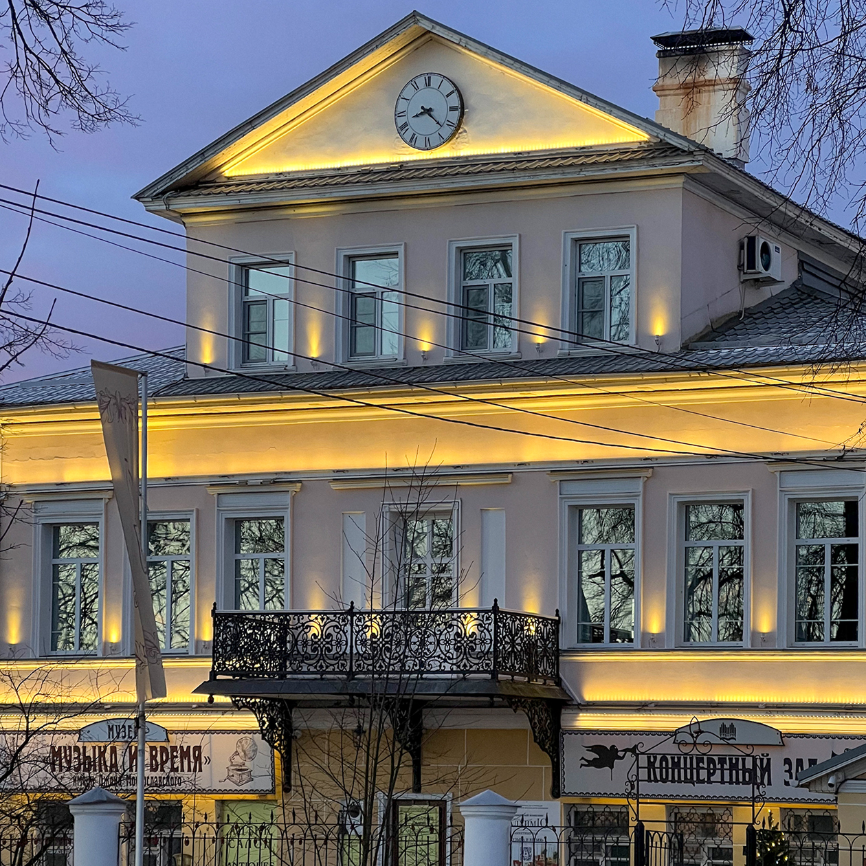 Вечером на здании музея загорается красивая подсветка