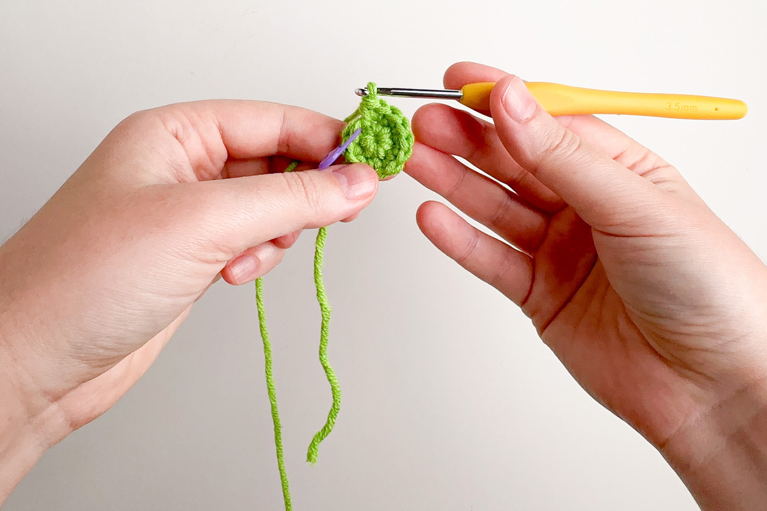 Ряд 2. Так выглядит вязание в конце второго ряда