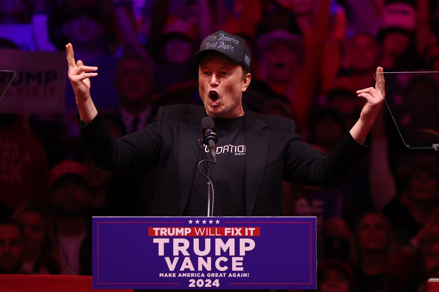 Илон Маск на одном из предвыборных митингов в поддержку Дональда Трампа. © Sarah Yensel / EPA / ТАСС
