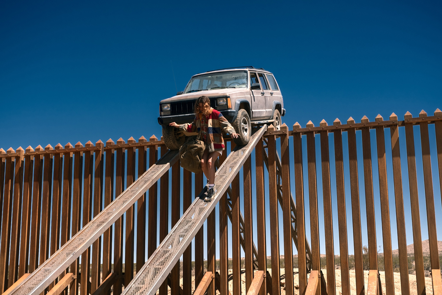 Сэм Левинсон сказал, что сцена стала отражением внутреннего состояния героини: Ру балансирует на грани и вот-вот может упасть. Но и без подтекста выглядит эффектно