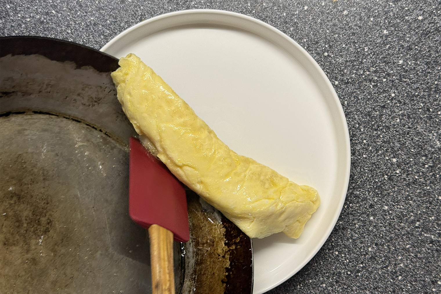 Омлет нужно как бы столкнуть со сковороды в тарелку лопаткой