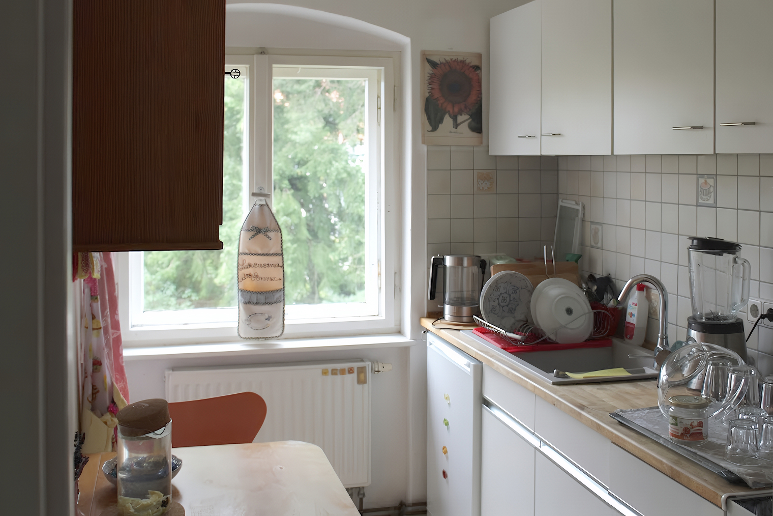 Кухня в нашей квартире. Жилье сдавалось со всей мебелью, техникой и даже посудой, поэтому мы купили только блендер и электрический чайник