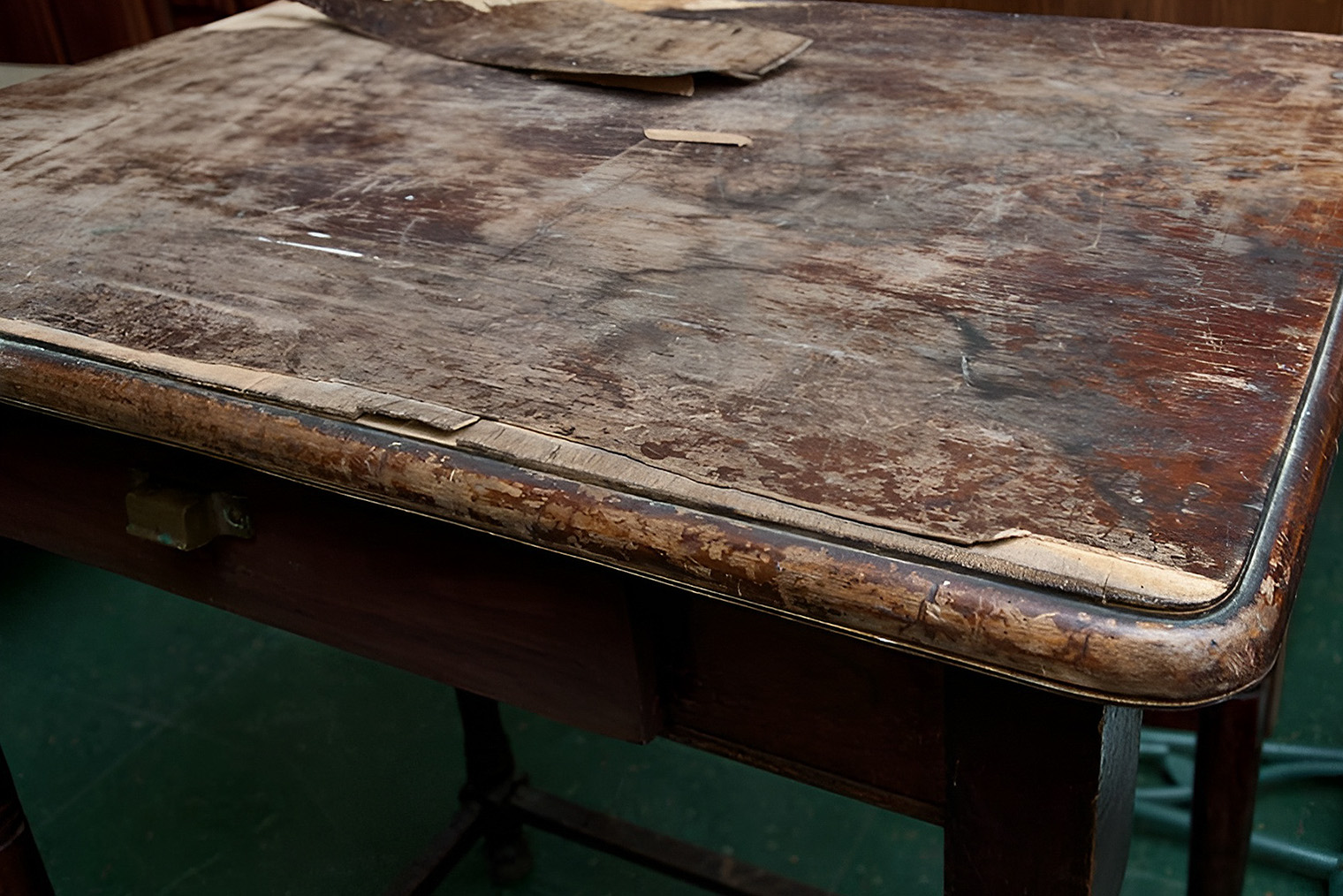 Со временем шпон на мебели может сколоться или отойти, тогда потребуется реставрация. Источник: salvagedinspirations.com