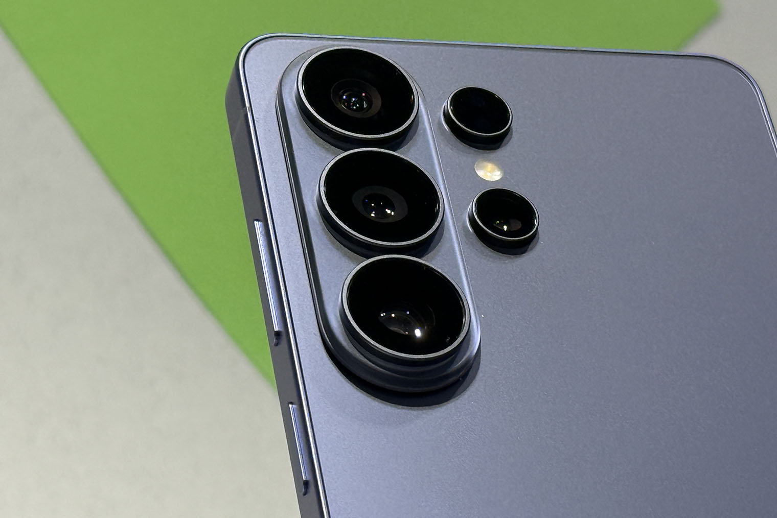 У всей линейки Galaxy S26 камеры с тонкими ободками и овальным подиумом