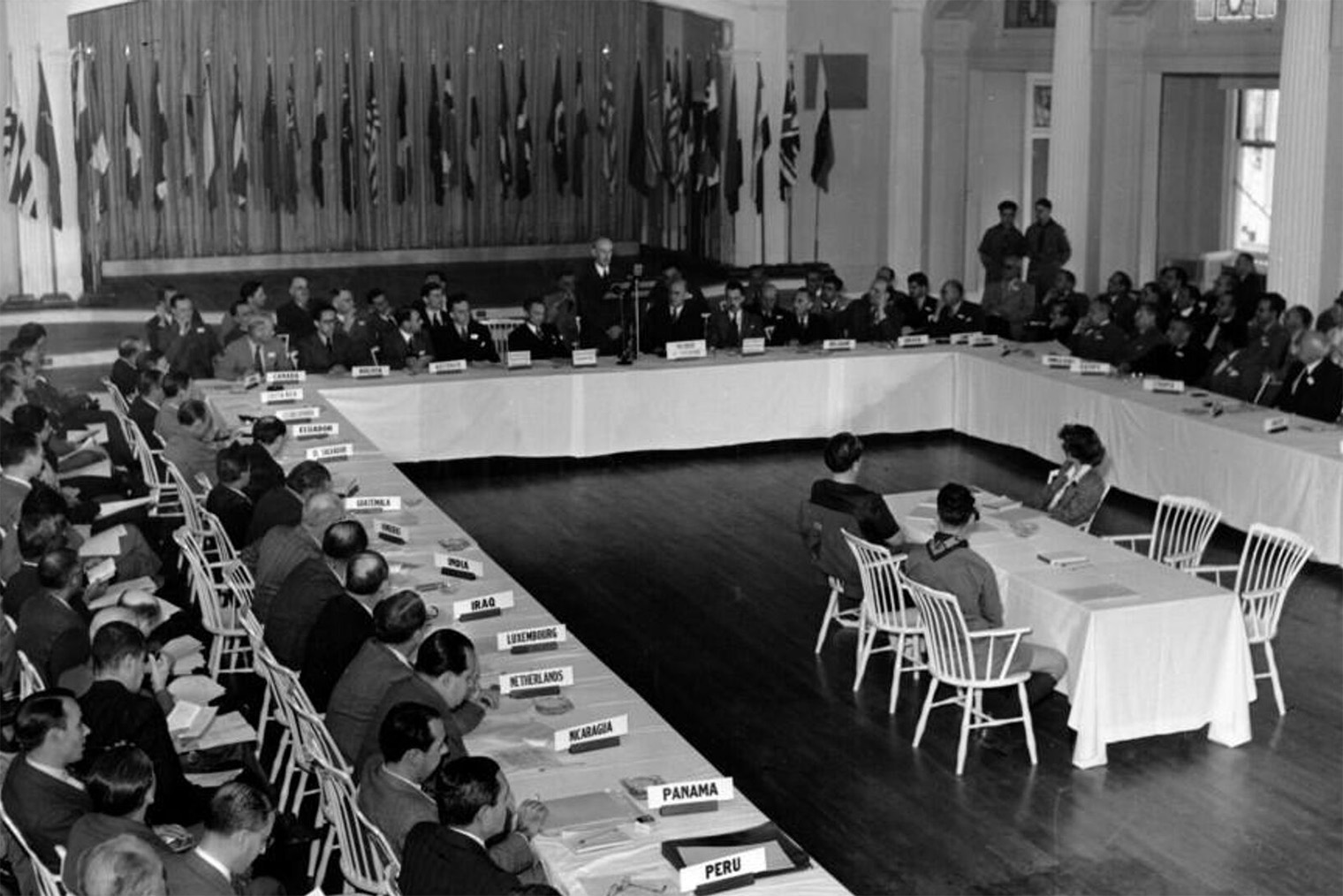 Фото с Бреттон-Вудского заседания в 1944 году. Источник: Department of State / Wikipedia