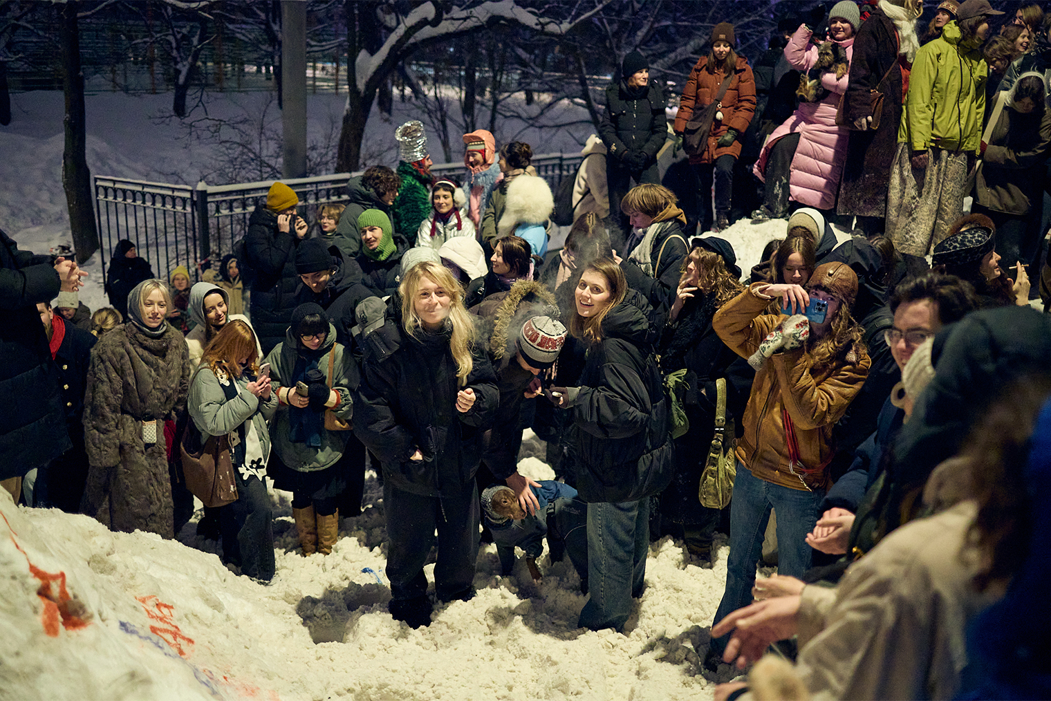 Миусскую дюну посетили люди самых разных возрастов: родители с детьми, студенты и школьники — вечером 14 января у горы собралась большая толпа. © Илья Касаткин