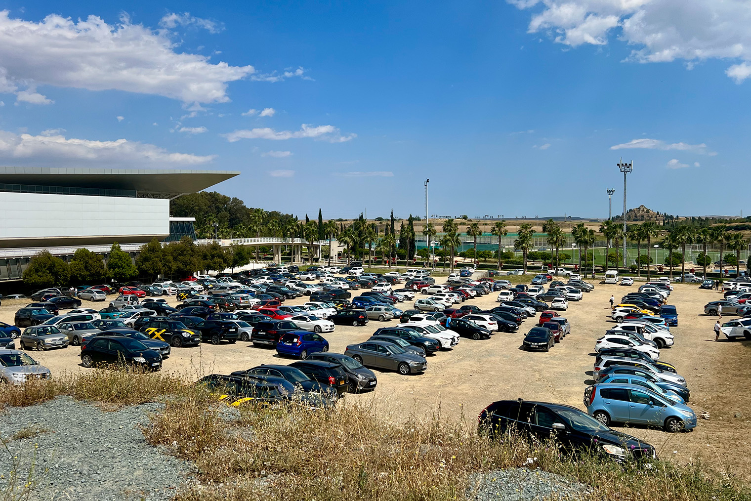 Неасфальтированные парковки — норма для Кипра