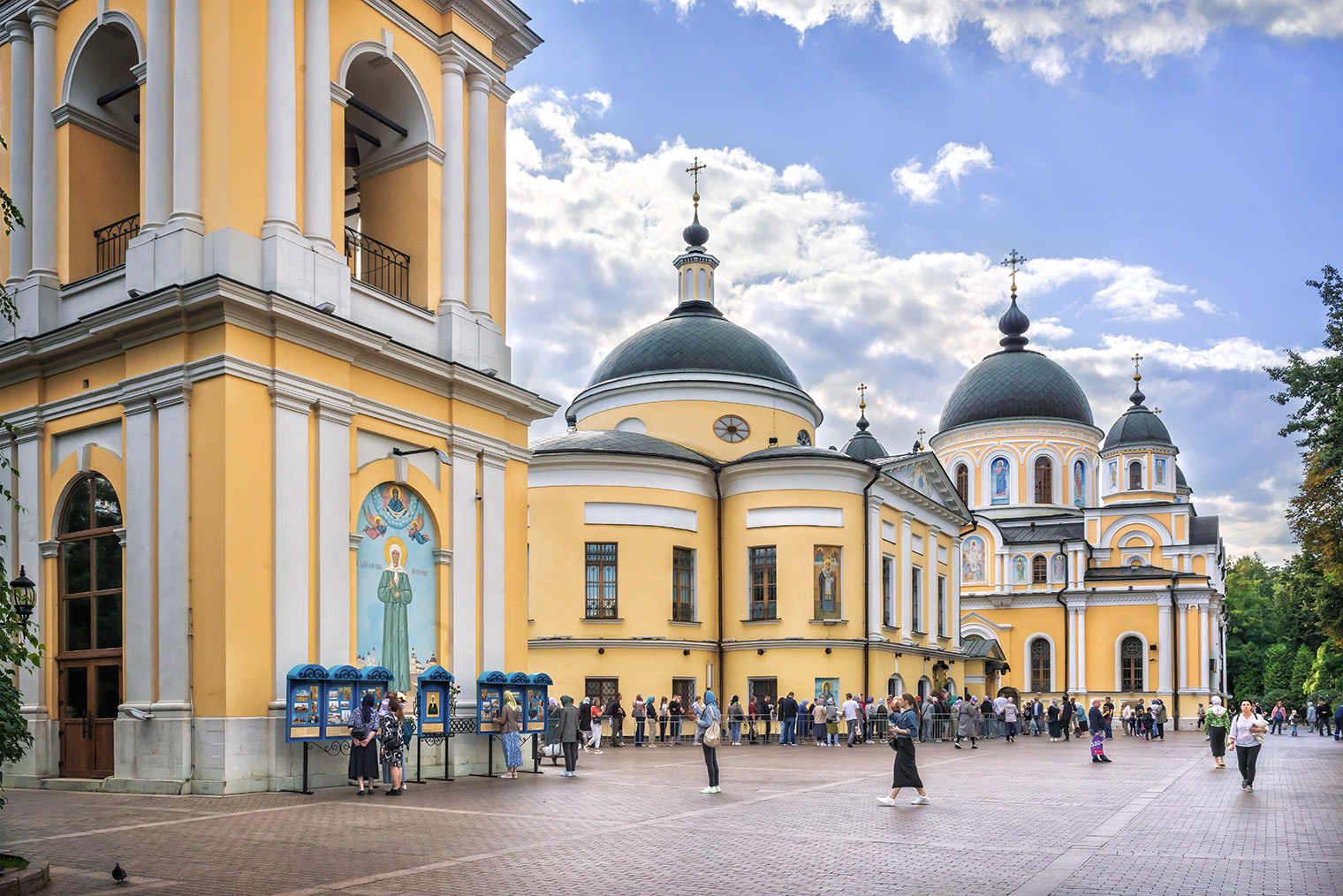 На переднем плане — Покровский храм. Фотография: Baturina Yuliya / Shutterstock / FOTODOM