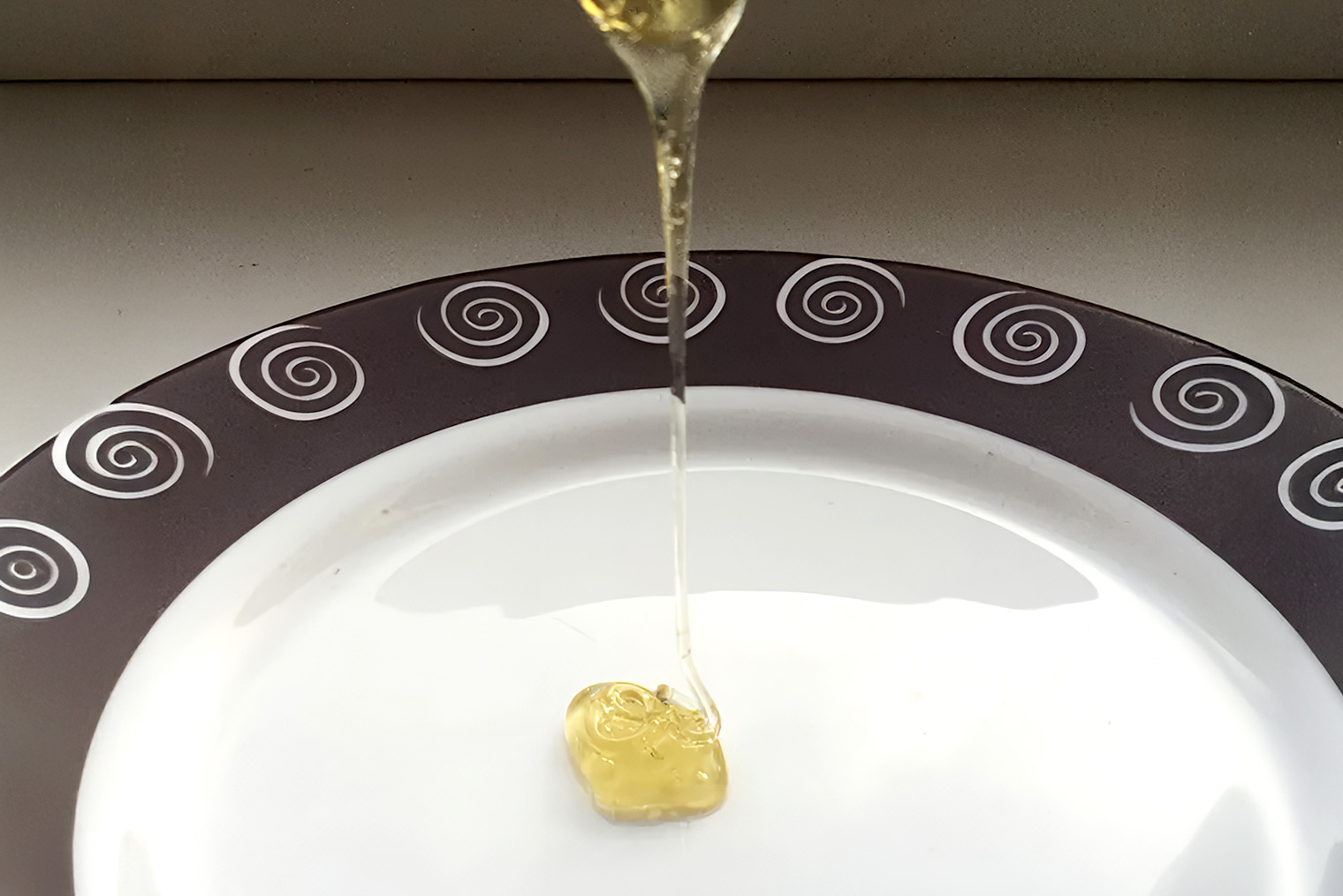 Тонкая струйка и горка из меда — признак натурального и свежего продукта