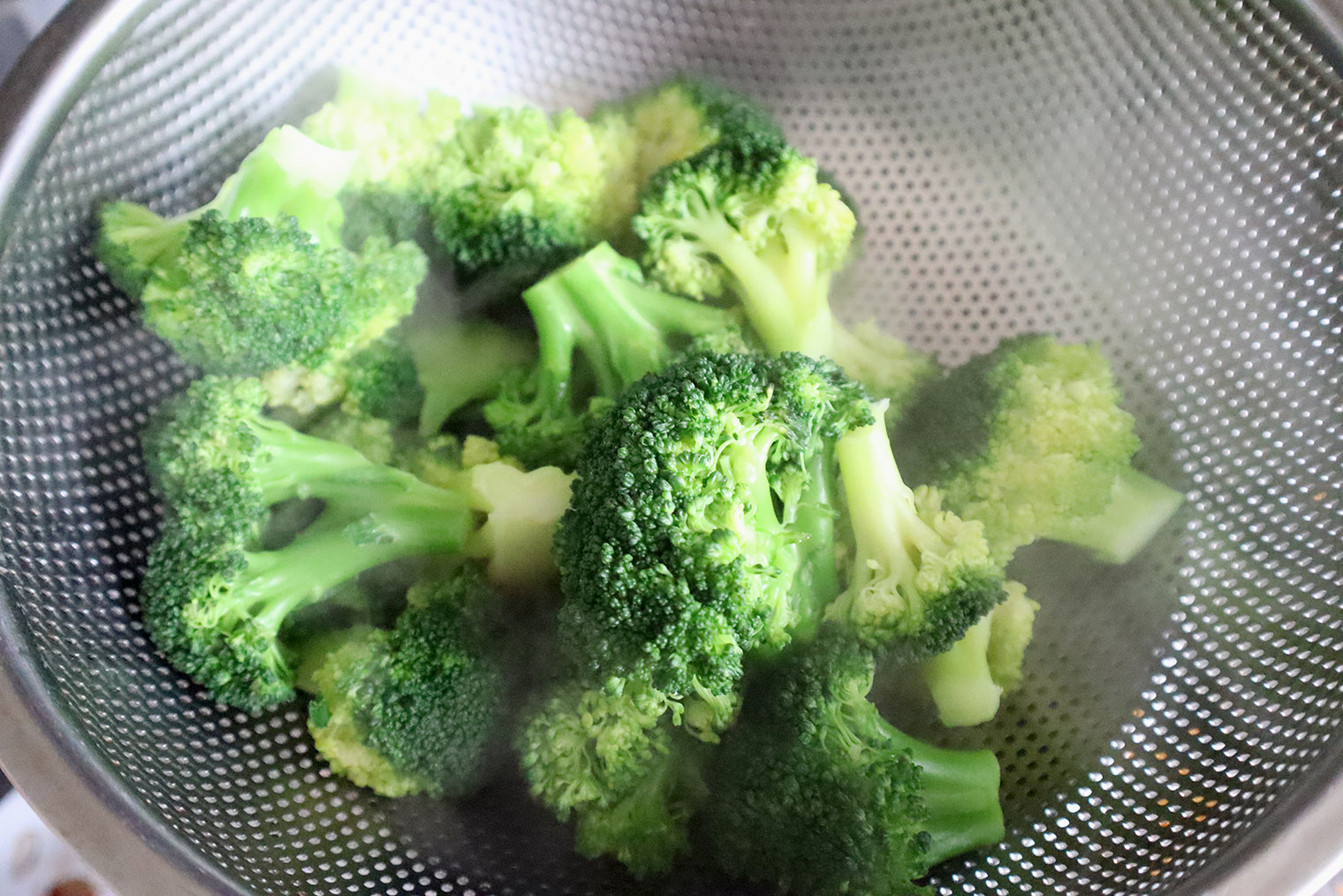 Шаг 3. Брокколи откиньте на дуршлаг, чтобы стекла горячая вода. Если у вас небольшой объем овощей, можно достать их шумовкой