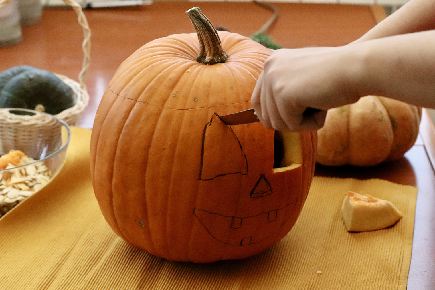 Сначала сделайте разрезы по бокам, а потом снизу