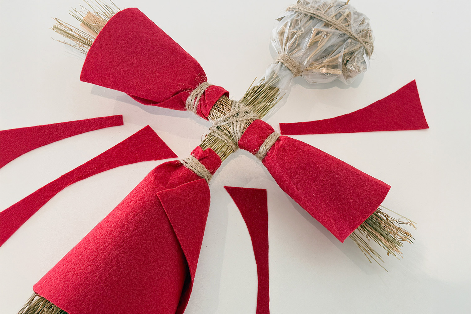 Чтобы закрыть крестовину, можно взять ткань другого цвета