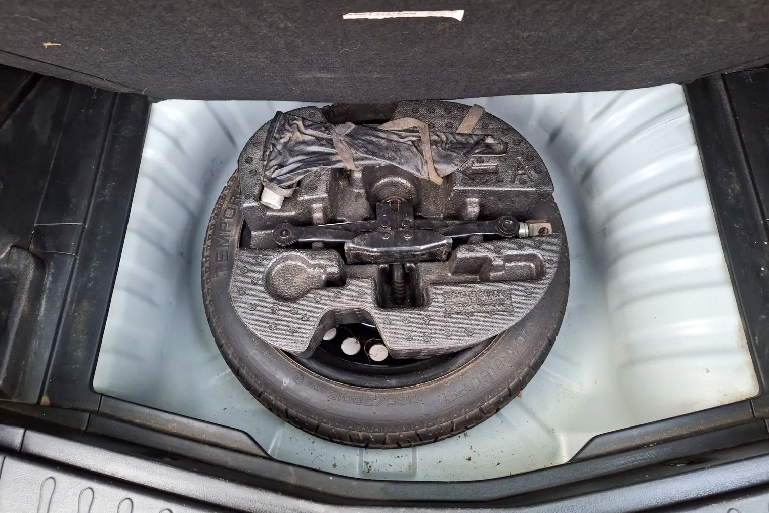 В багажнике — запасное колесо и комплект автомобилиста