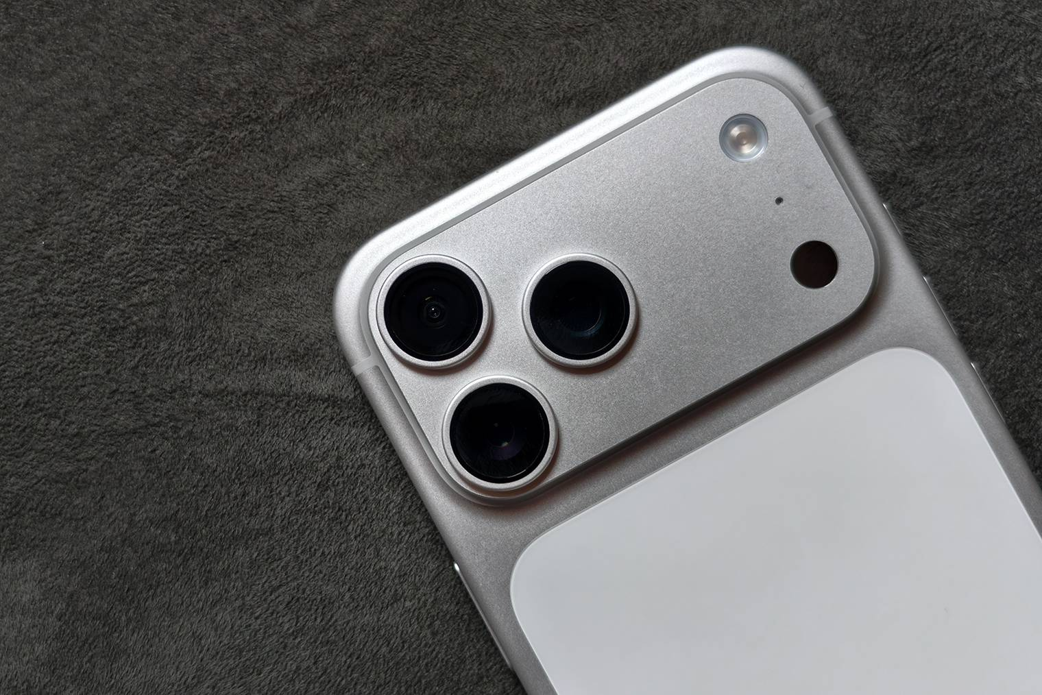 Обновленный блок камер выделяет iPhone 17 Pro впервые за много лет